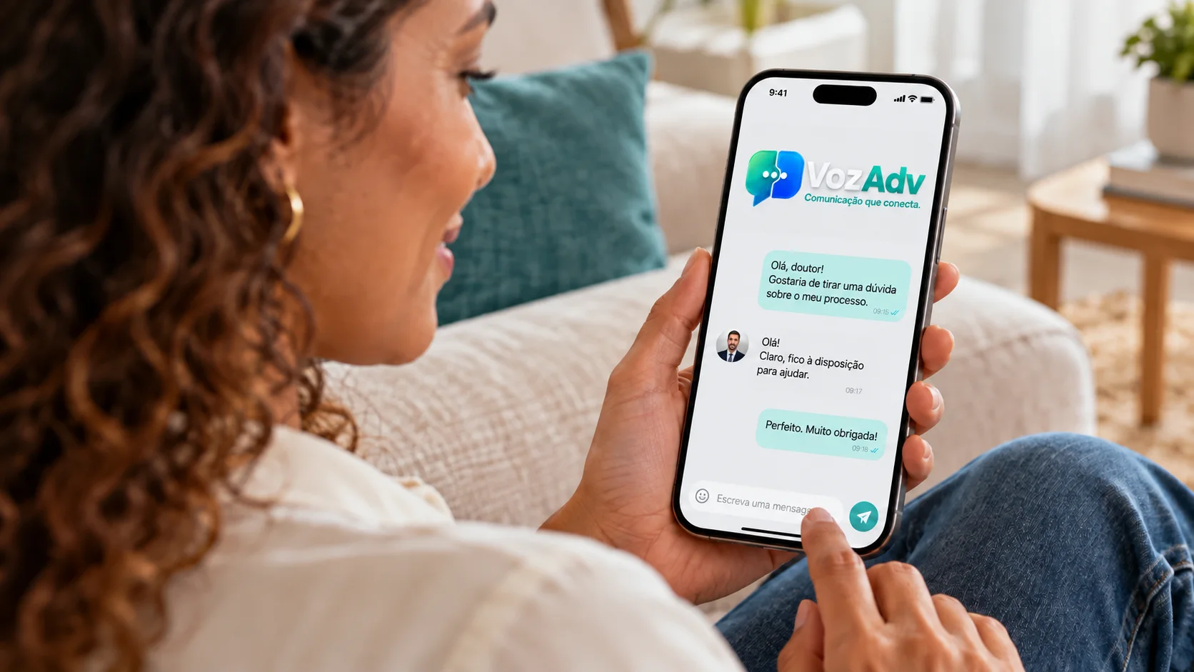 Cliente no sofá de casa lendo no celular a conversa com o advogado pelo VozAdv.